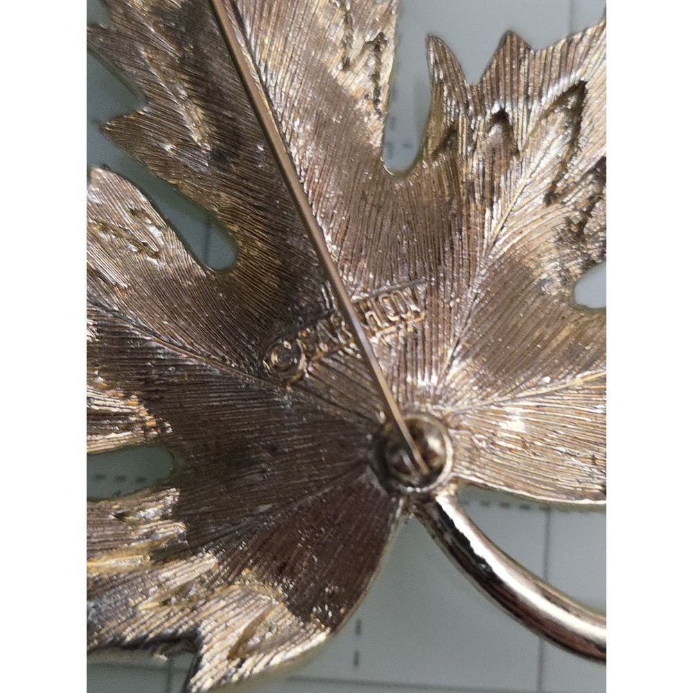 Vintage Signed Sarah Coventry Brushed Gold & Silver Tone Maple Leaf Brooch - Picture 6 of 6